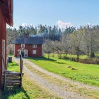 a red barn and a dirt road next to a house at Beautiful home in Sdra Vi with WiFi and 3 Bedrooms, Södra Vi