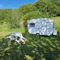 Caravan Miekie Camping La Foret du Morvan, hotel a Larochemillay