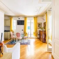 Bilocale affrescato con box privato & spiaggia a 150m, hotel en Loano