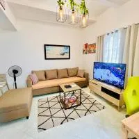Awesome 2 bedrooms, living & dining area, hotel di General Trias