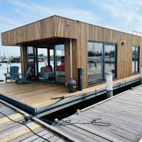Surla Houseboat "De Albatros" in Monnickendam Tender included