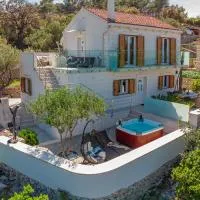 Uniquely designed Villa Ivana with outdoor Jacuzzi nearby the pebble Banje beach at the Island of Solta, hotelli kohteessa Rogač
