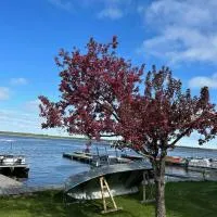 Myriad Fins Cottage and Marina, hotelli kohteessa Kawartha Lakes