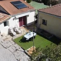 Proche Ajaccio maisonnette indépendante 4 personnes au calme, hotell i Alata
