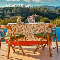 Stone house with private infinity pool, hotell i Sarılar