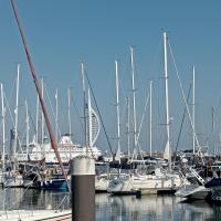 Beautiful Marina Apartment with private garden, flexible bedrooms with zip & link beds