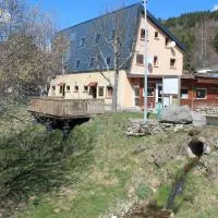 Camping Hôtel Les Airelles Montagne Ardéchoise, hotel a Saint-Cirgues-en-Montagne