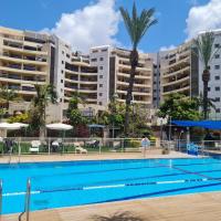 A Dream Place in Raanana, Spacious & Luxurious Apartment with Swimming Pool for 4 people, מלון ברעננה