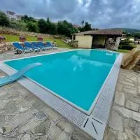 Bellissima villa Alessandra grande piscina privata giardino BQ posto auto, hotelli kohteessa Tanaunella