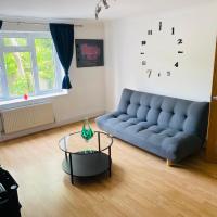 EALING APARTMENT SUITE (3 minutes from station)