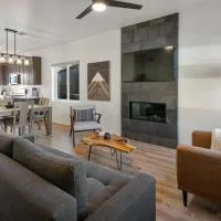 FLG Retreat - Modern Home with Mountain Views、フラッグスタッフのホテル
