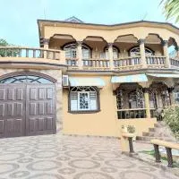 Cambridge mi casa ur casa with pool and beach access, viešbutis mieste Runaway Bay