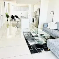Modern 2 bedroom & 2 bathroom apartment with stunning Sydney CBD & Skyline Views!, hotel din Liverpool