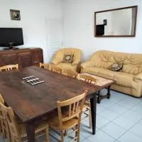 Gîte de groupe 2 à 12 personnes, hotel v destinaci Guillon