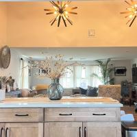 Modern Family Home in Middletown, RI- just 4 mi to Newport!, hotel poblíž Newport State (Rhode Island) - NPT, Middletown