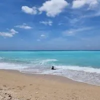 Beachfront Apartment, Quiet 4 Beds, 1 Bath, AC, Wi-Fi, Hot Water, in Paraiso near Los Patos, hotel en Paraíso