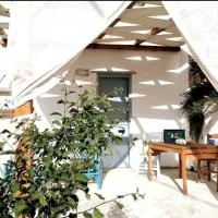 Naxos Mountain Retreat - Tiny House Build on Rock、Kóronosのホテル