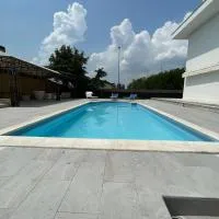 White House, hotel Lainatéban