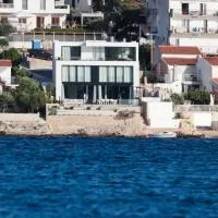 Breathtaking Seafront Elegance Luxury Penthouse, hotel en Ražanj
