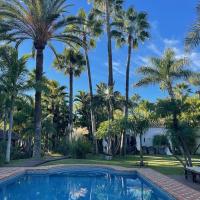 Villa in a palm tree plantation, hôtel à Marbella (Nueva Andalucia)