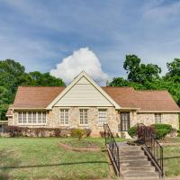 Cozy Jackson Vacation Rental Less Than 1 Mi to University, hotel poblíž Hawkins Field - HKS, Jackson