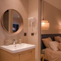 Suite de Luxe Jacuzzi balnéo,King size Bed, hotel di Collobrieres