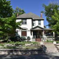 Downen House Bed & Breakfast, отель рядом с аэропортом Pueblo Memorial - PUB в Пуэбло