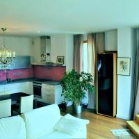 Spacious apartment with the terrace, hotel in Antakalnis, Vilnius
