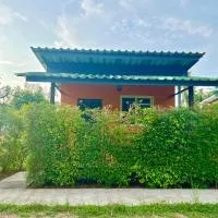Pim Bungalow: Mae Haad şehrinde bir otel