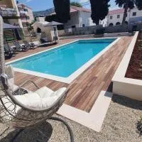 Apartments Meštrović with heated swiming pool- near Split, hotelli kohteessa Kaštela