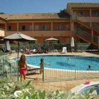 Grazioso bilocale a 200 m dal mare in residence con piscina e WI-FI โรงแรมในLinguizzetta