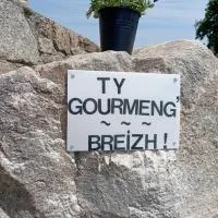 Gîte avec son bain nordique privatif au feu de bois, hôtel à Pleubian