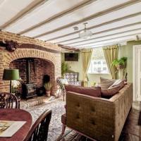 Pretty Chocolate Box Cottage Yorkshire Wolds