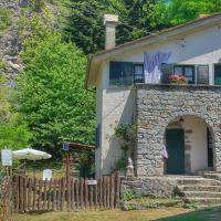 Villa con bosco giardino e ruscello ad uso esclusivo, hotel in Borzonasca