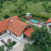 Villa Ena with Pool & Jacuzzi: Donji Kašić şehrinde bir otel