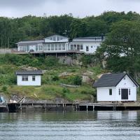 Exclusive house with private boathouse، فندق في Nösund