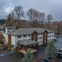 Clatskanie River Inn、Clatskanieのホテル