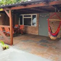 DOG FRIENDLY little bungalow with patio & private driveway, hotel a Kessingland