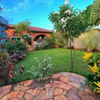 Maison Charlotte Forever Chambre d'hôtes chez un couple belgo togolais، فندق في لوميه