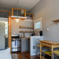 Tiny House by KABINO Mini Modern TINY HOME Heart of Green Lake Pet Friendly WiFi Loft up Ladder plus Sleeper Sofa, hotel in Phinney Ridge, Seattle