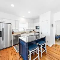 Newly Renovated Beach House steps to pool, Beach Access، فندق في غولف شورز