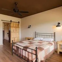 Miners Cabin #2 - King Bed - Accessible Room - Private Balcony, hotel a Tombstone