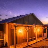 -Pet Friendly- Miners Cabin #6 - King Bed with Private Balcony, viešbutis mieste Tumstounas