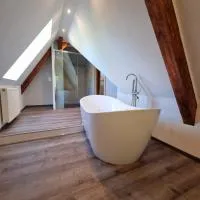 Klimaanlage, 5 Sterne Bahnhoftraum, Appartement "Waldliebe" 133qm, große Terrasse 70qm, QR Code scannen für virtuellen Rundgang, Premium Ausstattung – hotel w mieście Braunfels