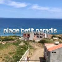 appartement plage petit paradis، فندق في Irhil MʼAhmed