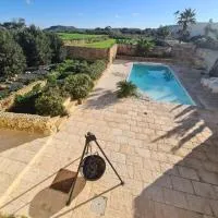 Farmhouse Villa with Large Pool and Garden in Gozo, ξενοδοχείο σε Għarb
