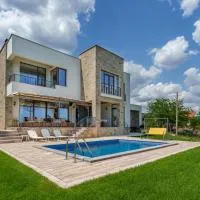 Villa Poemia- private villa with 4BD, pool and stunning sea view, hotel em Rogachevo
