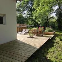 Adorable maison d'hôtes avec piscine- tiny house, hotel u gradu Saubrigues
