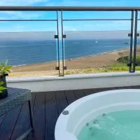 Exclusive luxury frontline beach penthouse Casares del mar - Estepona, hotel en Casares