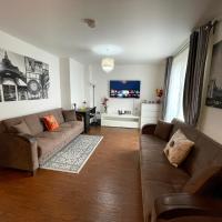 London Stratford Luxury House, 5 minutes walk Station, Westfield, 3 Bedrooms 3 Bathrooms, Reception, Garden, Parking